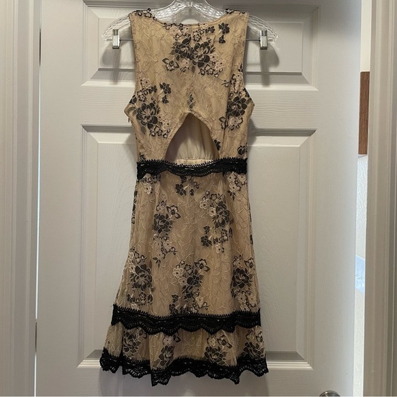 NWT Francesca's Lace Floral Mini Dress Size XS - Picture 5 of 7